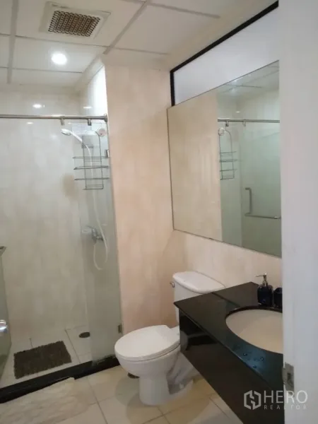 公寓 出租在Watthana, Bangkok - 现代浴室，玻璃淋浴间、大镜子与黑色台面洗手台
