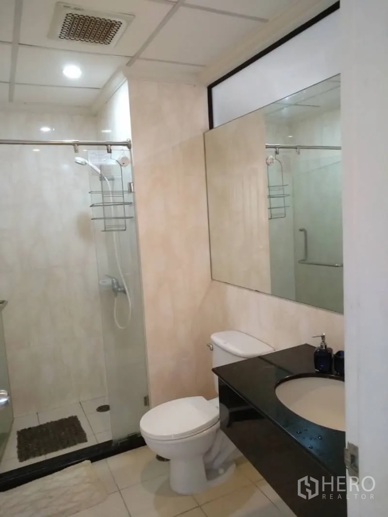 公寓 出租在Watthana, Bangkok - 现代浴室，玻璃淋浴间、大镜子与黑色台面洗手台