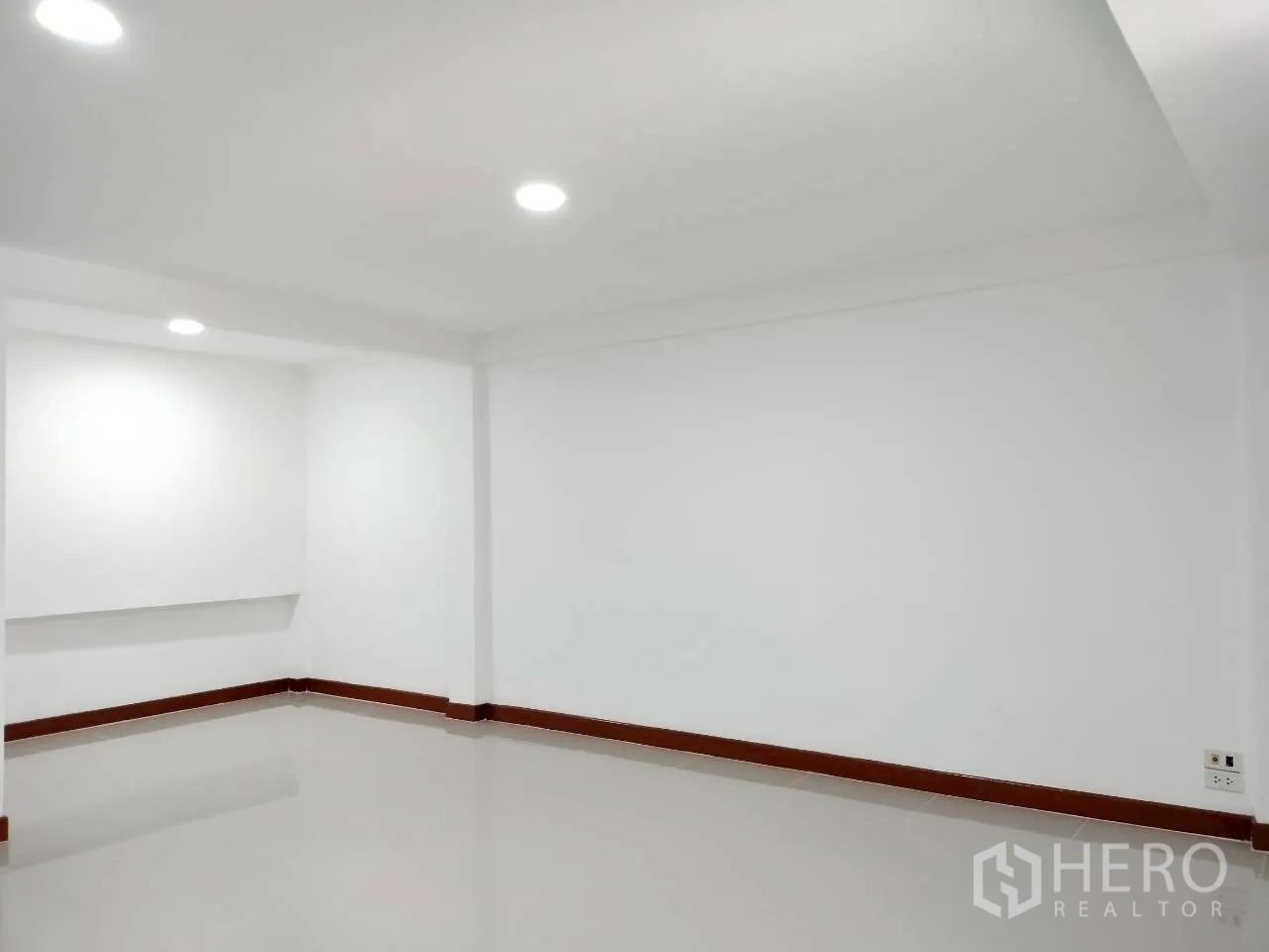 家庭办公室 for rent in Watthana, Bangkok - 洁白房间，嵌灯与亮面地坪。