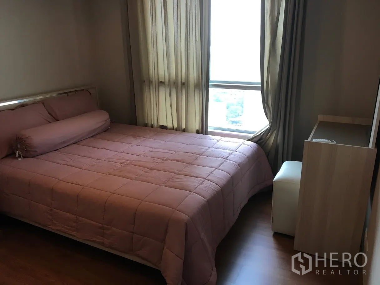 คอนโด ให้เช่าในHuai Khwang, Bangkok - ห้องนอนอบอุ่น ผ้าห่มสีชมพู ม่านสูงจรดเพดานและหน้าต่างวิวเมือง