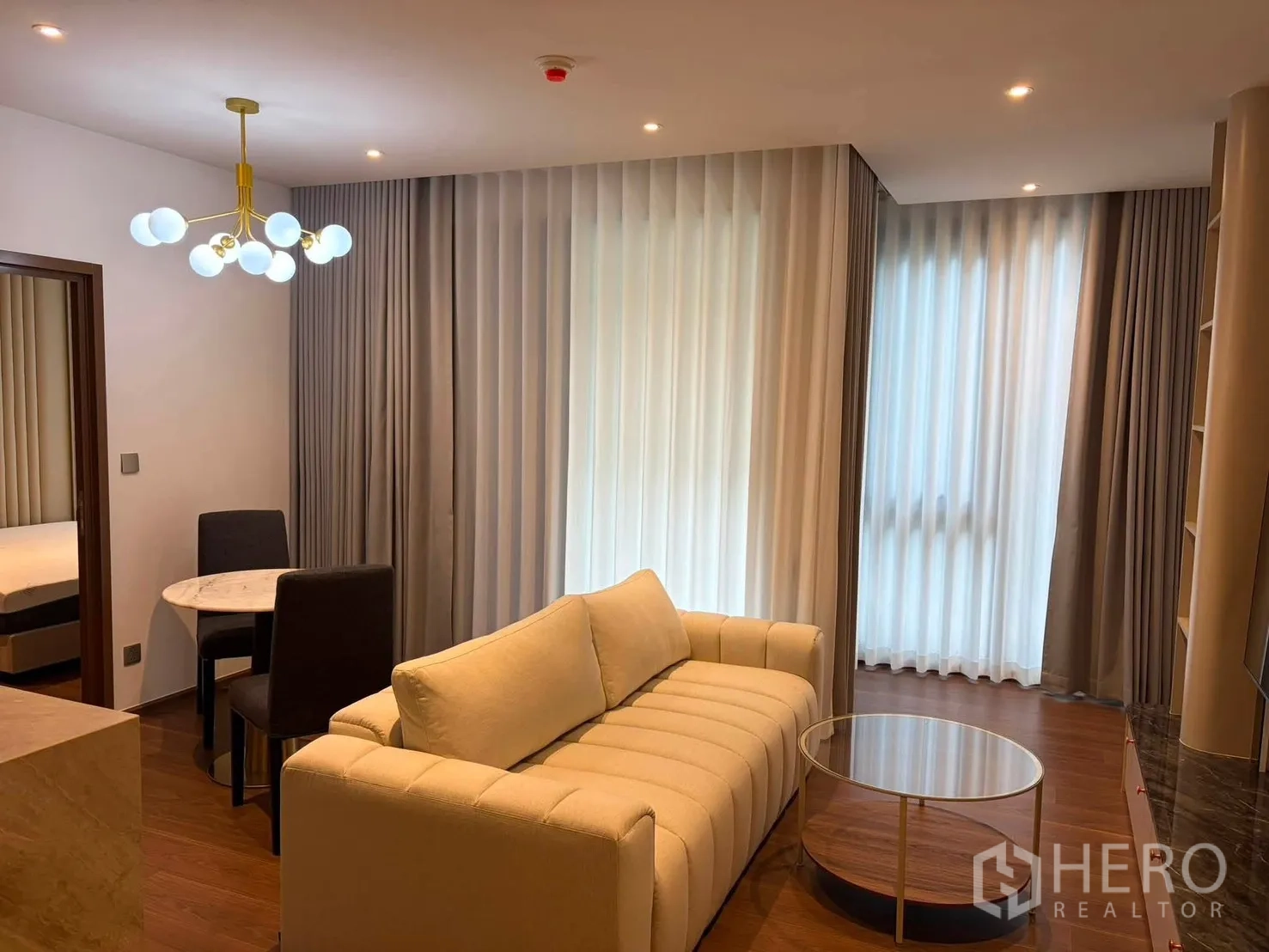 คอนโด for rent in Watthana, Bangkok - พื้นที่นั่งเล่นและรับประทานอาหารแบบโอเพนแพลน เห็นผนังทีวีและหน้าต่างมุมรับแสง