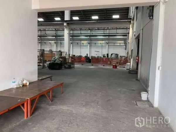 Factory for rent in Phra Samut Chedi, Samut Prakan - Spacious factory bay with tall columns, crane rails and heavy‑duty concrete floor.