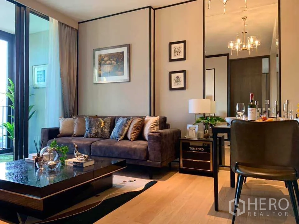Condominium for rent in Khlong Toei, Bangkok - Cozy lounge and dining corner with plush sofa, artwork and warm wood flooring.