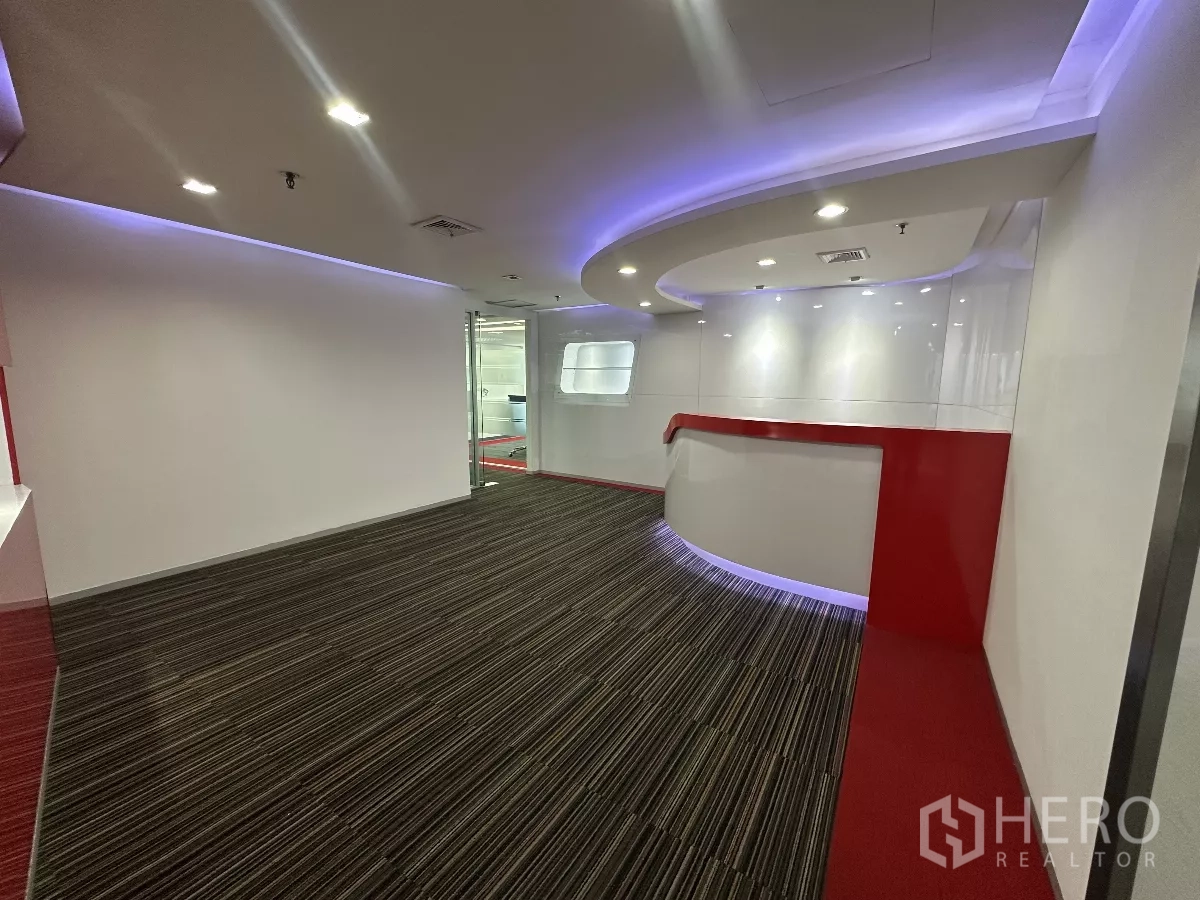 办公空间 出租在Watthana, Bangkok - 大厅视角，白色墙面、条纹地毯与带紫色氛围灯的弧形墙