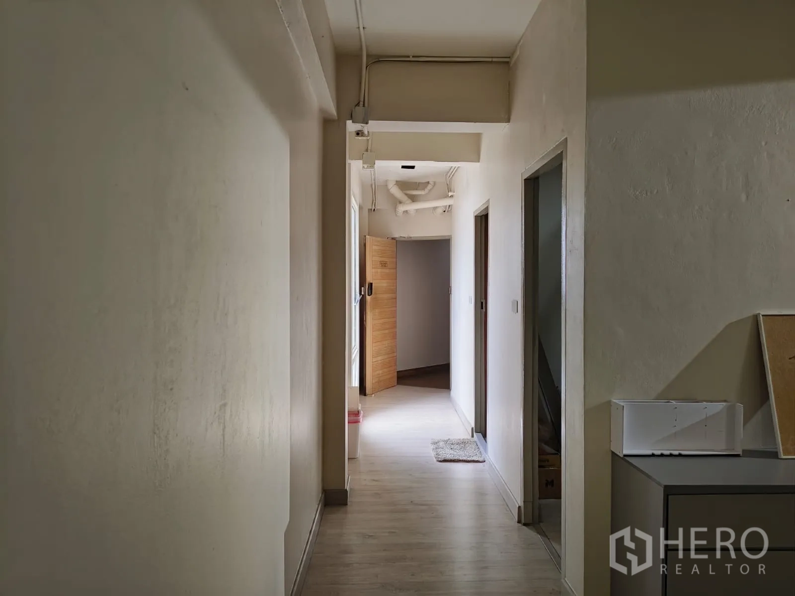 店屋 for rent in Watthana, Bangkok - 狭长走廊通向各房间，灯光柔和。