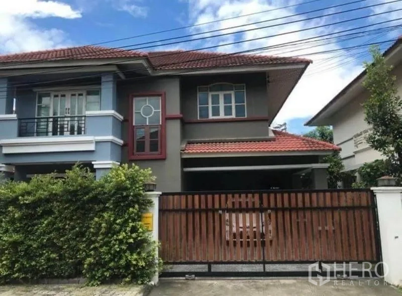 独立式住宅 出售 - 房屋正面，带车棚与绿篱的两层住宅