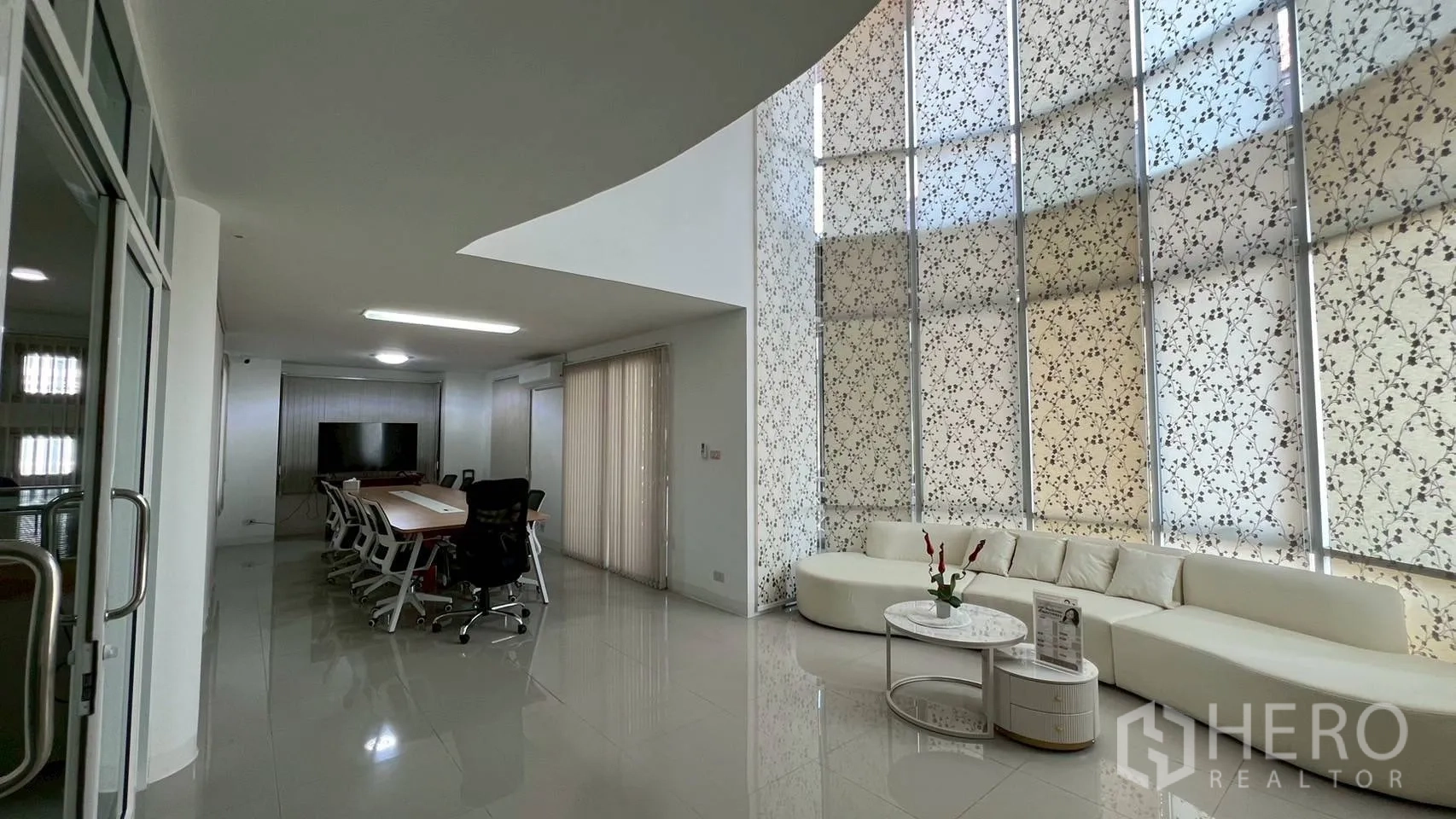 家庭办公室 for rent in Wang Thonglang, Bangkok - 双层挑高大堂，弧形花纹窗、白色长沙发与会议桌。
