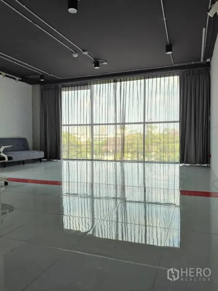 办公空间 出租在Khlong Toei, Bangkok - 采光充足的办公区，落地窗与纱帘，地面高亮反射。