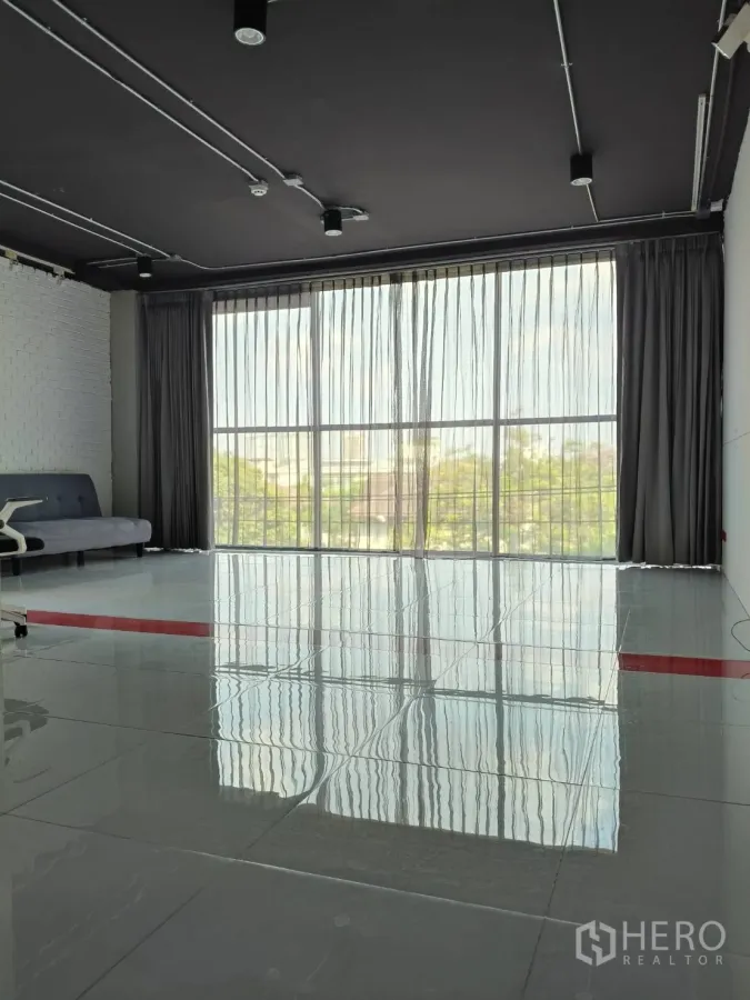 办公空间 出租在Khlong Toei, Bangkok - 采光充足的办公区，落地窗与纱帘，地面高亮反射。