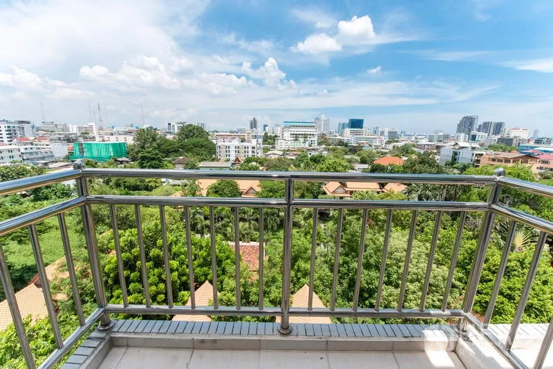 Apartment for rent in Sathon, Bangkok - Private balcony with stainless railing overlooking greenery and the Bangkok skyline.