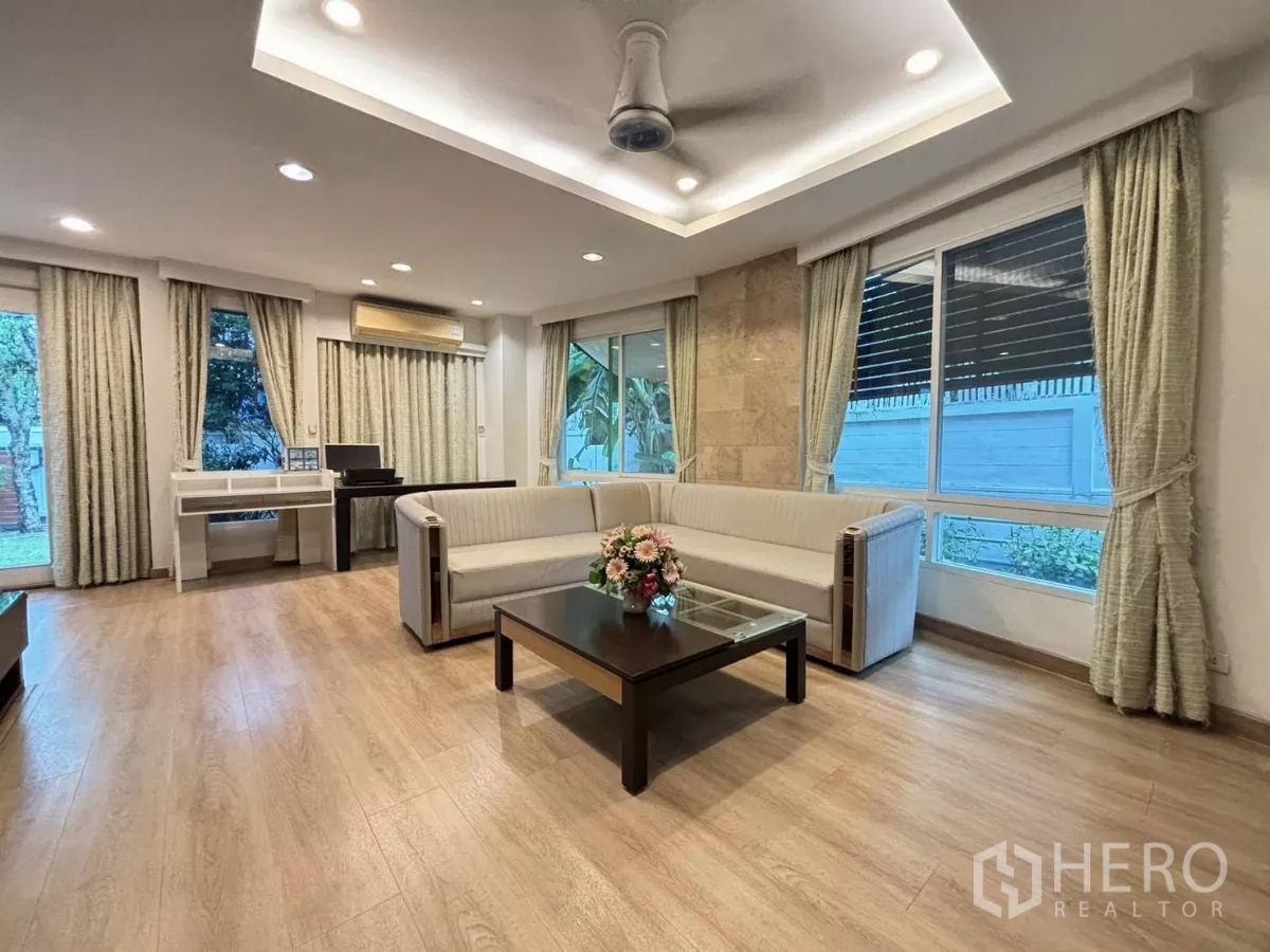 独立式住宅 出租在Bang Kapi, Bangkok - 明亮会客区，U 型沙发与转角窗帘。