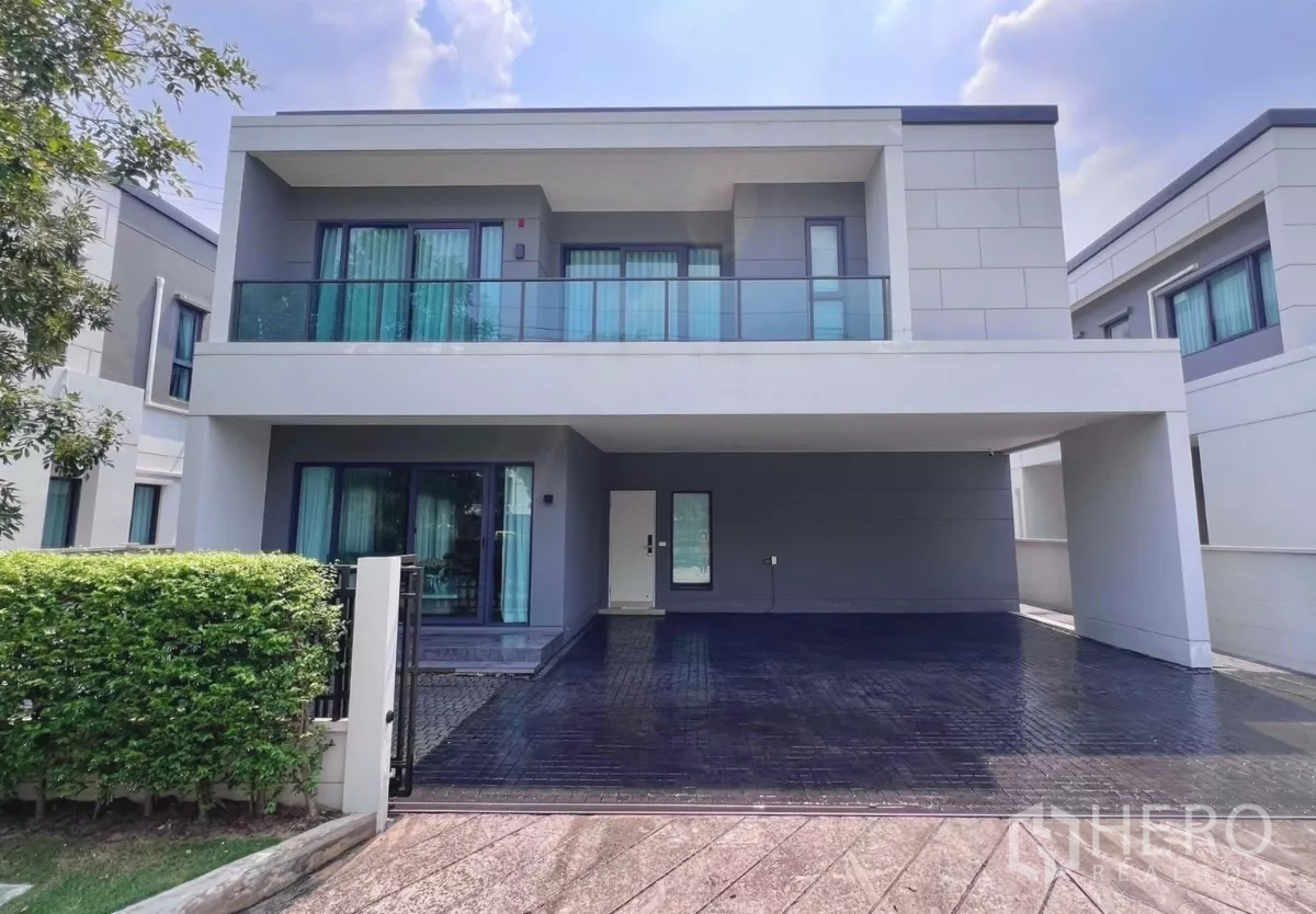 独立式住宅 出租在Bang Phli, Samut Prakan - 现代两层独栋别墅，带三车位有顶车库与阳台，面向花园