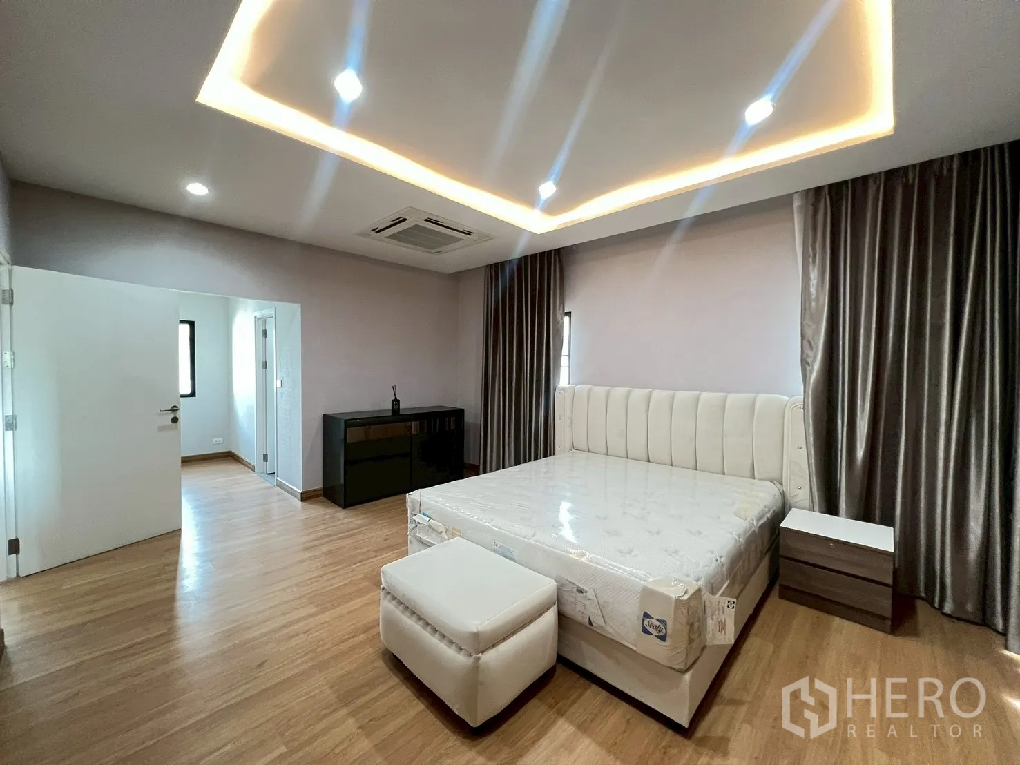 独立式住宅 出租或出售在Bang Phli, Samut Prakan - 大主卧，木地板、LED灯带，可通往套内卫生间。