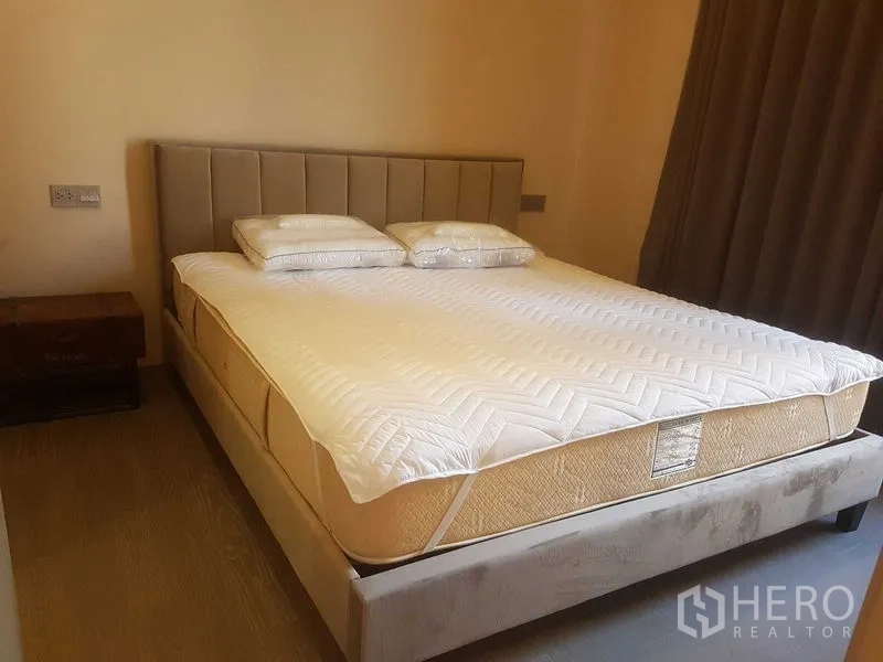 公寓 出租在Watthana, Bangkok - 明亮卧室，软包床头、大床与遮光窗帘。