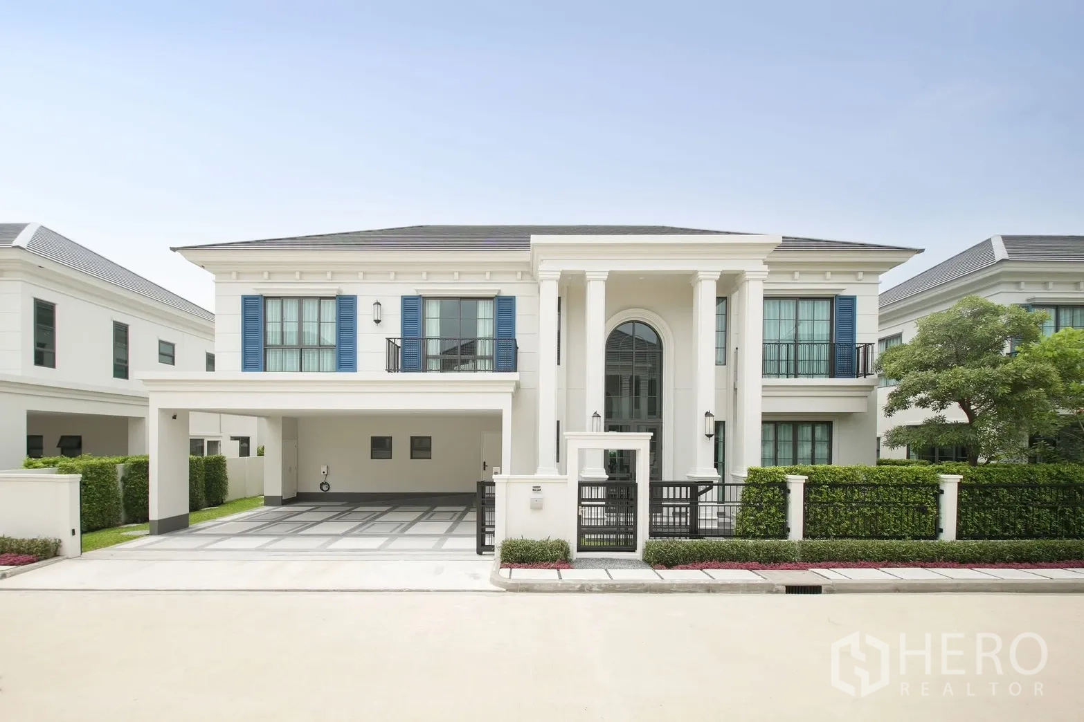 Detached House for rent in Bang Phli, Samut Prakan - Neoclassical two-storey house exterior with tall columns, balcony, and covered carport.