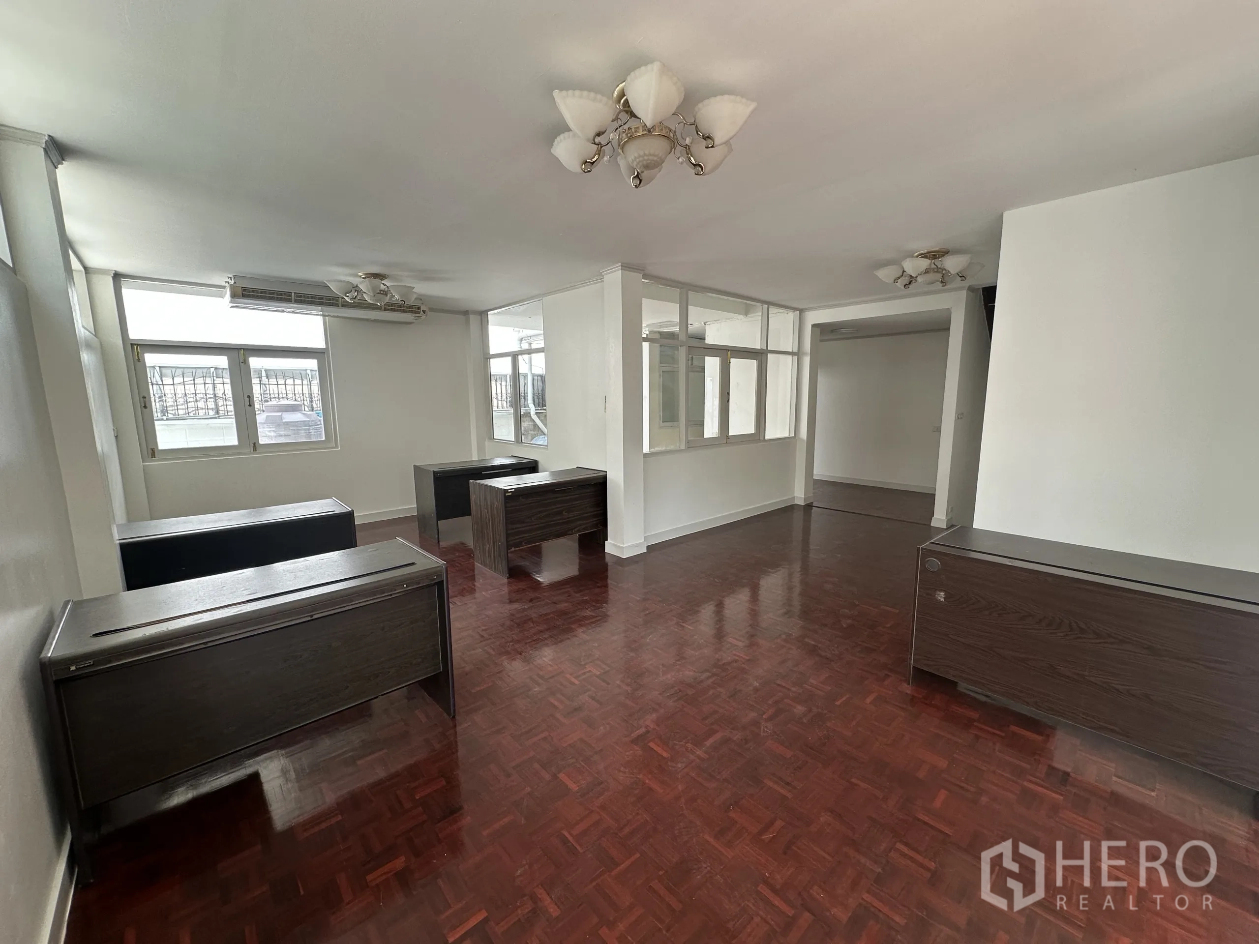 带办公室的家 出租在Watthana, Bangkok - 大型办公室，光线充足，配置多张书桌与空调。