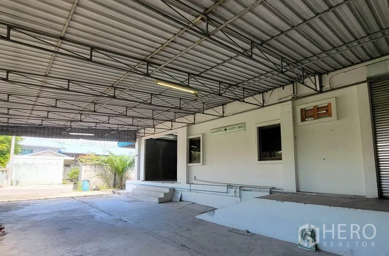 Warehouse for rent in Sam Phran, Nakhon Pathom - Front platform with several loading docks, steps and roller shutter doors.
