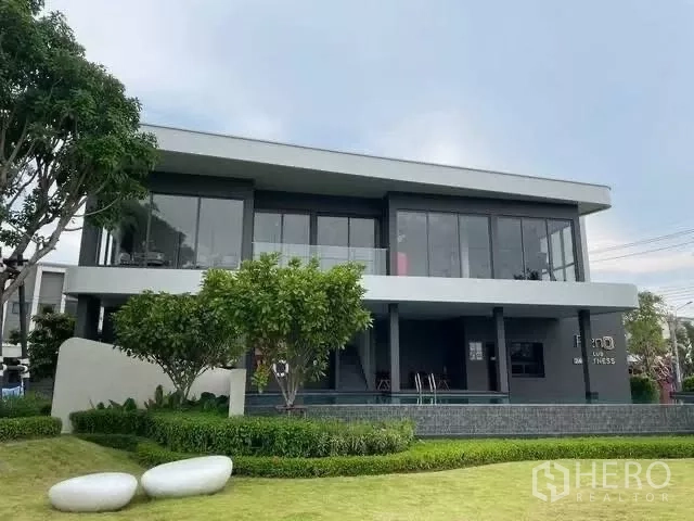 联排别墅 出租在Bang Phli, Samut Prakan - 社区会所外观，设健身房、露台与景观花园。