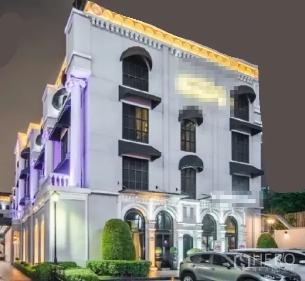 零售空间 出租在Huai Khwang, Bangkok - 夜景下的新古典商业建筑，拱形窗与立面灯光，可停放车辆，位于曼谷Huai Khwang。