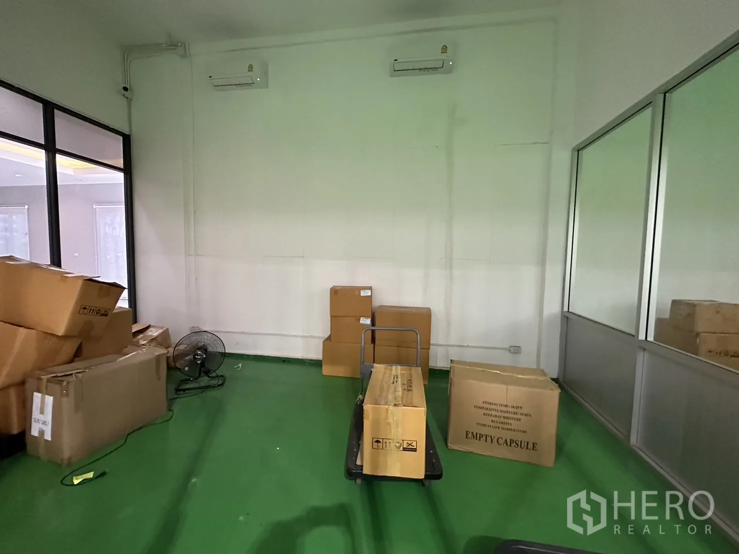 工厂 出售在Lam Luk Ka, Pathum Thani - 小型办公室或储物间，箱件与分体空调。