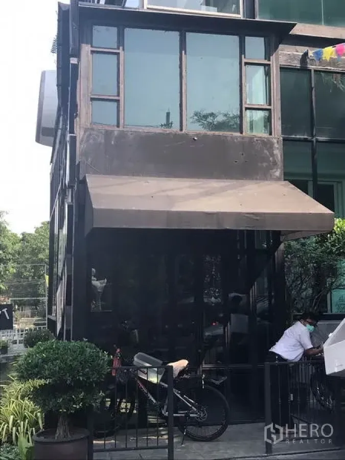 พื้นที่ขายปลีก ให้เช่าในWatthana, Bangkok - พื้นที่ค้าปลีกหน้ากระจกโครงเหล็กสีดำ พร้อมกันสาดและต้นไม้ บริเวณทองหล่อ เขตวัฒนา