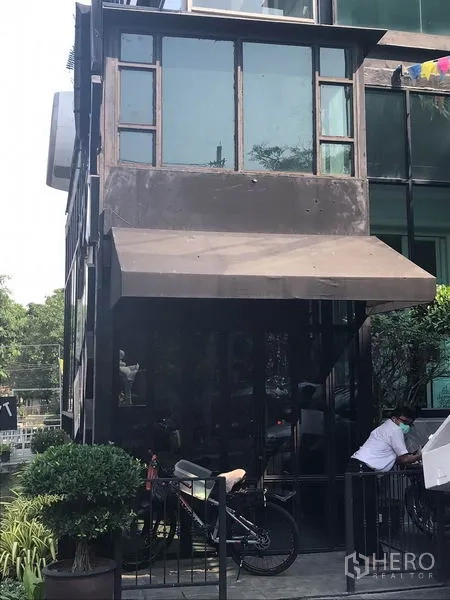 พื้นที่ขายปลีก ให้เช่าในWatthana, Bangkok - พื้นที่ค้าปลีกหน้ากระจกโครงเหล็กสีดำ พร้อมกันสาดและต้นไม้ บริเวณทองหล่อ เขตวัฒนา