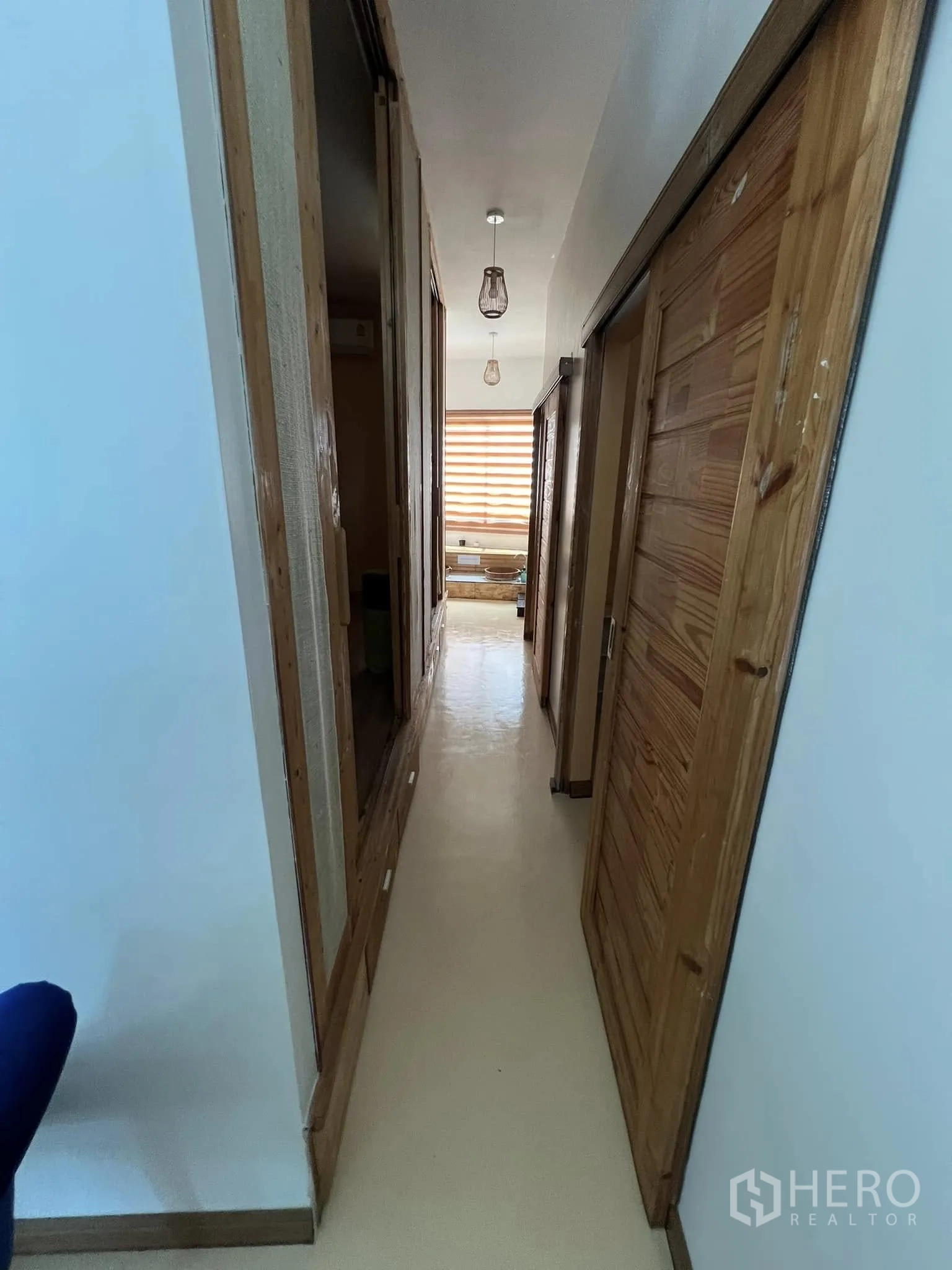 零售空间 for rent in Lat Phrao, Bangkok - 走廊通向多间理疗室，设有木门。