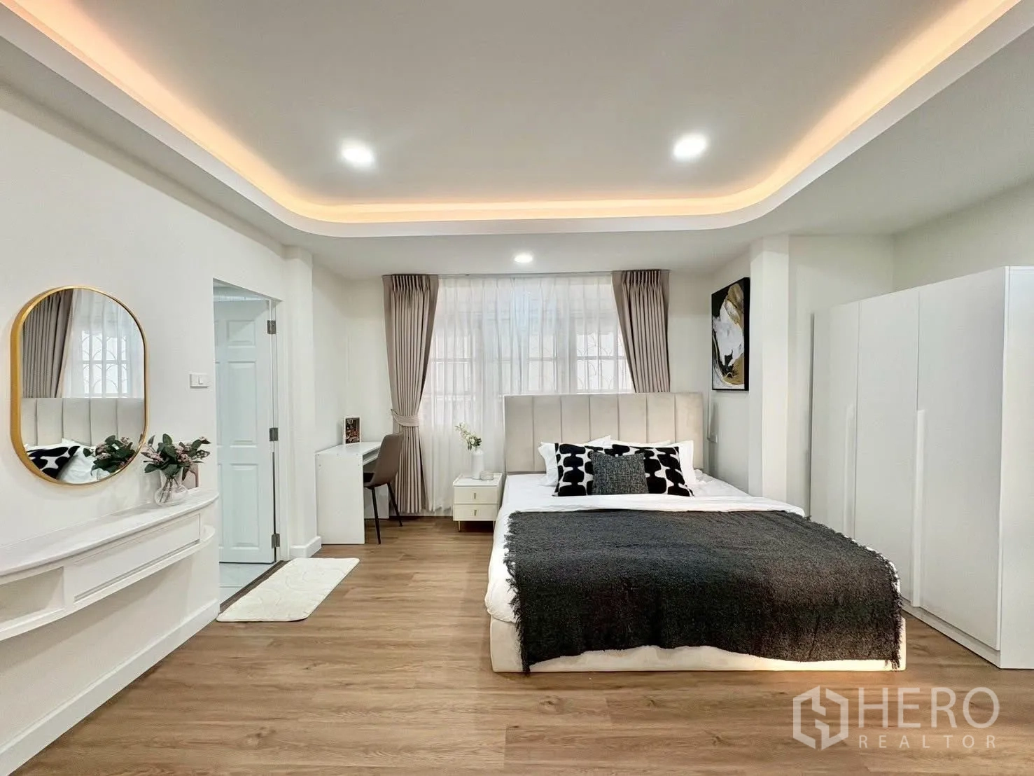 Detached House for rent in Huai Khwang, Bangkok - Bedroom with dressing nook, work desk and built‑in shelving