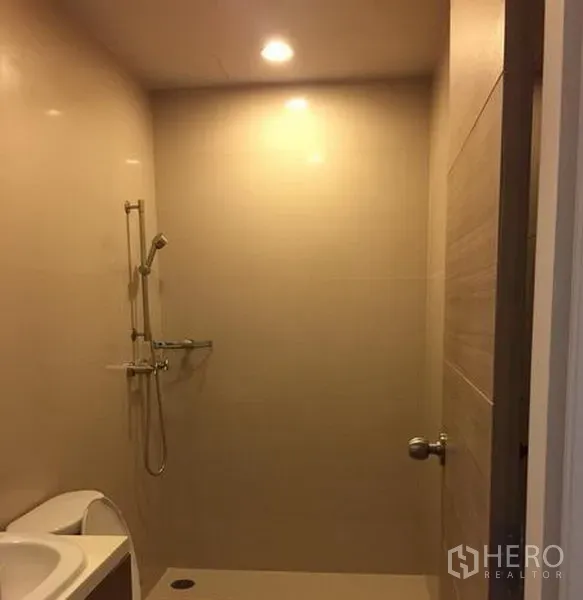 公寓 出租在Khlong San, Bangkok - 第二浴室，步入式淋浴、嵌灯与马桶。