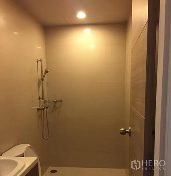 公寓 出租在Khlong San, Bangkok - 第二浴室，步入式淋浴、嵌灯与马桶。