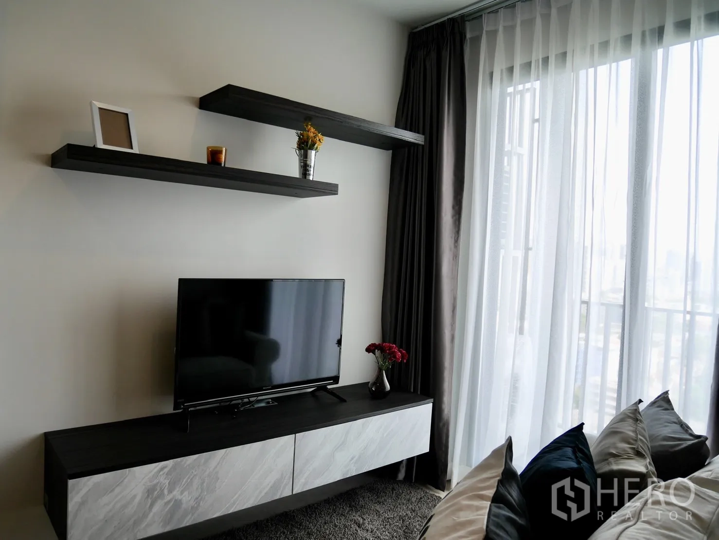 คอนโด ให้เช่าในPathum Wan, Bangkok - ตู้วางทีวีพร้อมชั้นลอยและผ้าม่านโปร่ง เปิดสู่ระเบียงวิวเมือง