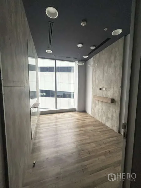 办公空间 出租 - 小型会议室，落地窗与内置置物架