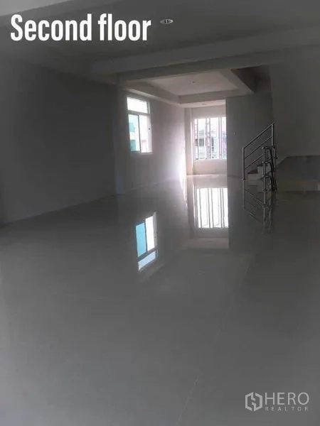 带办公室的家 出租在Min Buri, Bangkok - 二层宽敞开放式空间，窗户与抛光地砖