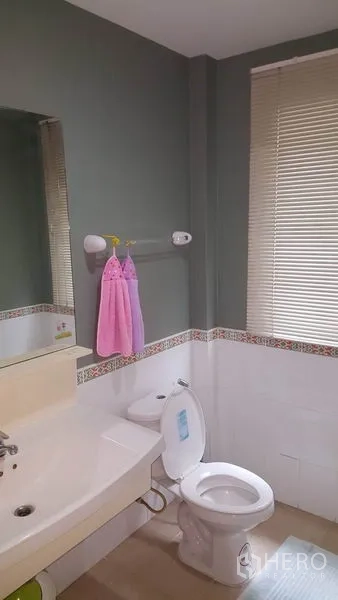 独立式住宅 出售在Mueang Nonthaburi, Nonthaburi - 整洁的卫生间，洗手盆、镜子、坐便器与百叶窗