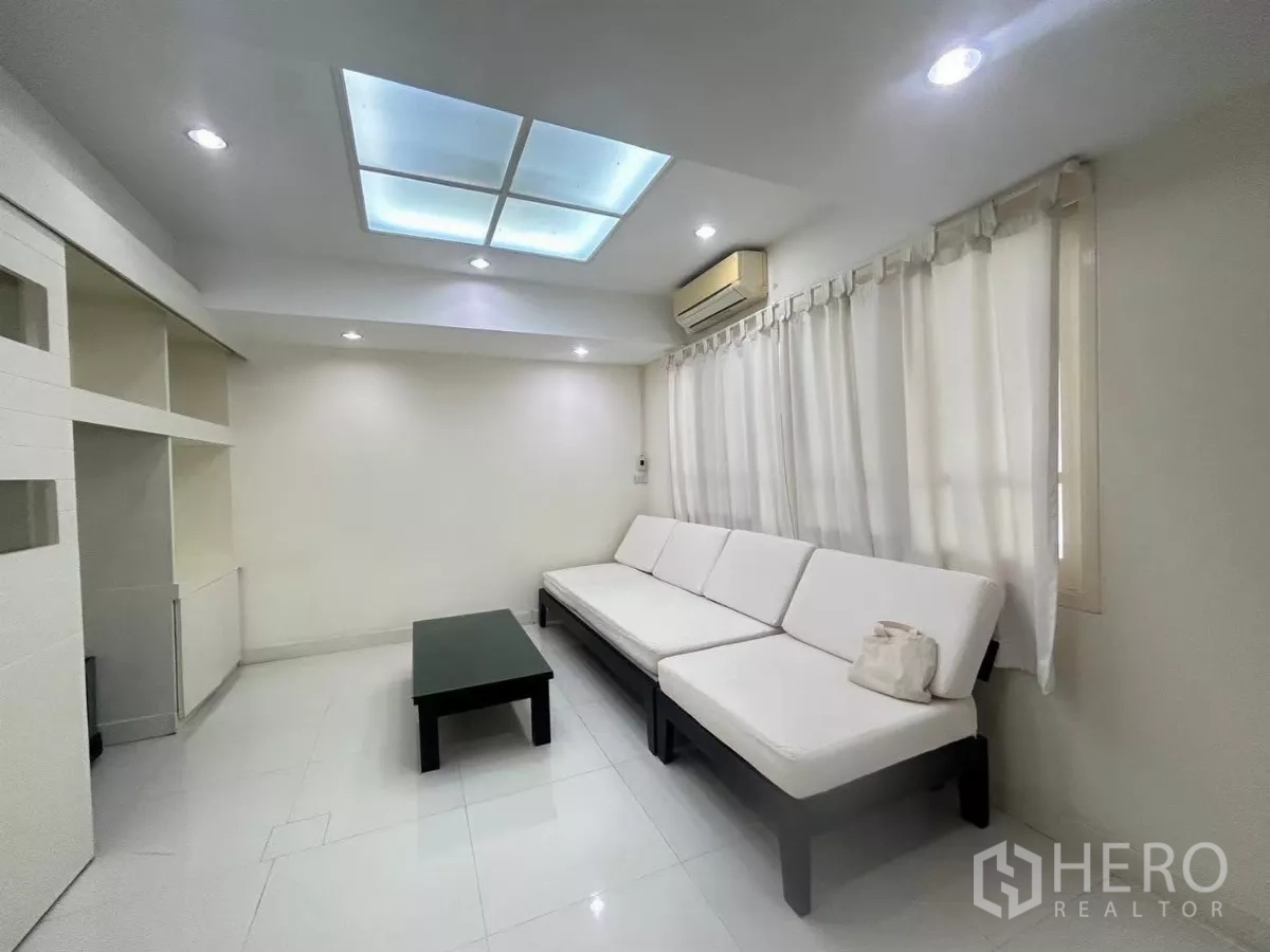บ้าน ให้เช่าในSuan Luang, Bangkok - ห้องพักผ่อนพร้อมโซฟายาวสีขาวและเพดานสกายไลท์