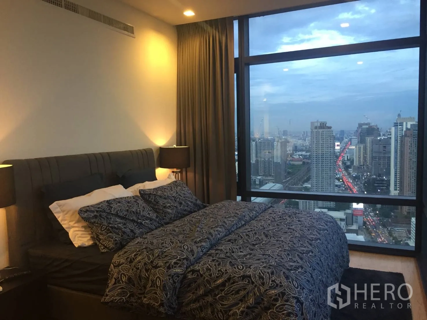 公寓 出租或出售在Ratchathewi, Bangkok - 主卧落地窗，赏夜色城市景观。