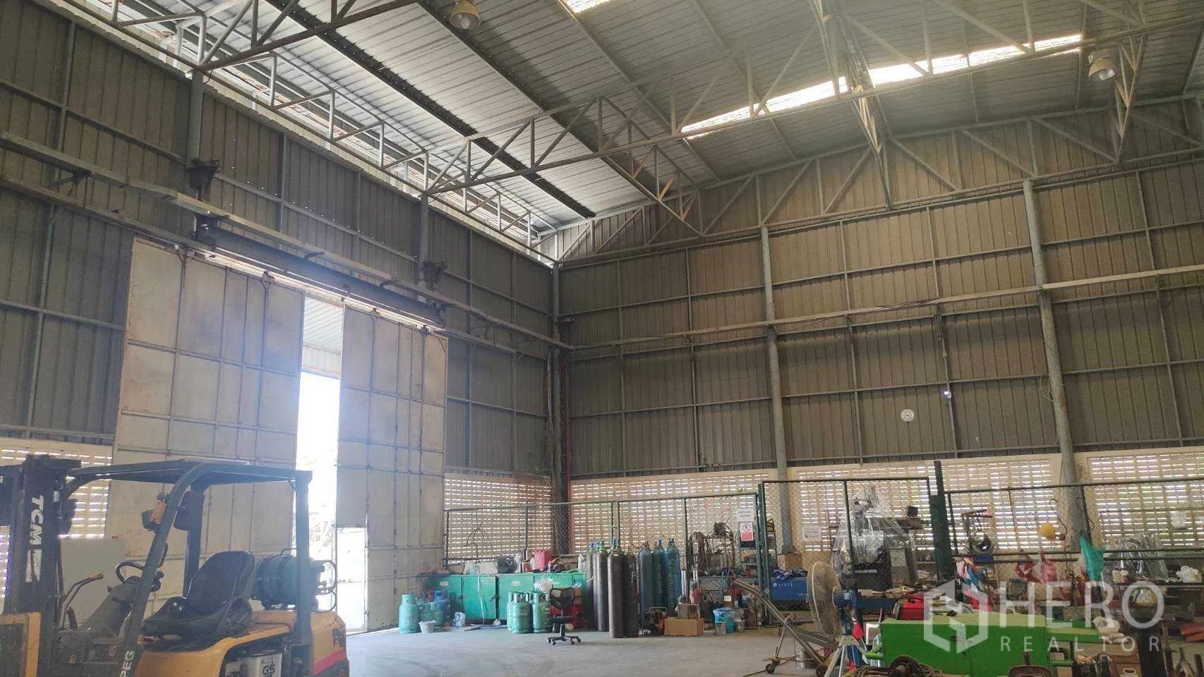 โรงงาน ขายในNikhom Phatthana, Rayong - สำนักงานที่ใช้งานอยู่พร้อมโต๊ะคอมพิวเตอร์และชั้นเอกสาร