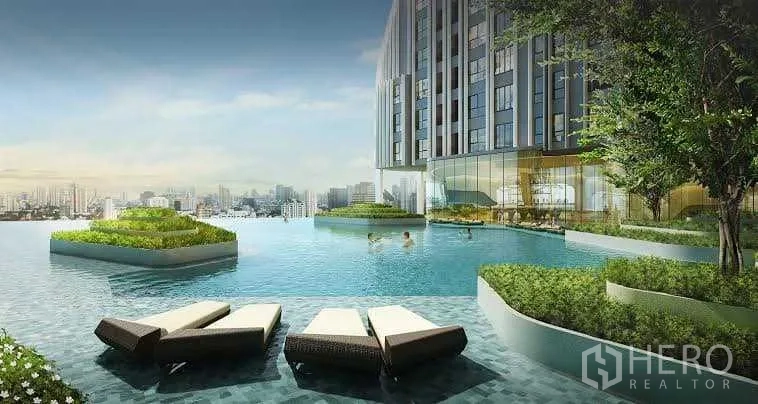 คอนโด ขายในBang Rak, Bangkok - สระว่ายน้ำน้ำล้นดาดฟ้า พร้อ มเตียงอาบแดดและวิวเมืองกว้าง