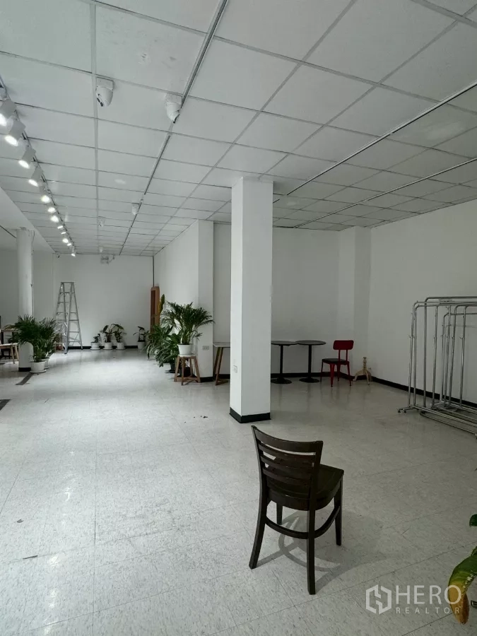 店屋 出租在Samphanthawong, Bangkok - 零售大厅视角，可见立柱、梯子与展示空间。