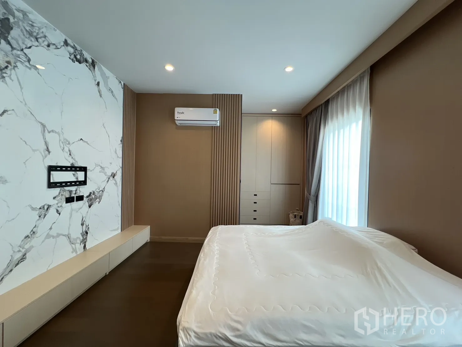 独立式住宅 出租或出售在Mueang Pathum Thani, Pathum Thani - 次卧，带大理石纹电视背景与柜体。