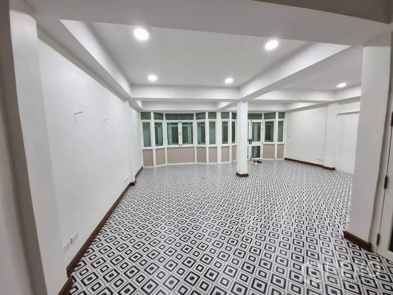 店屋 出租在Bang Rak, Bangkok - 宽敞瓷砖空间，带凸窗、立柱和明亮顶灯。