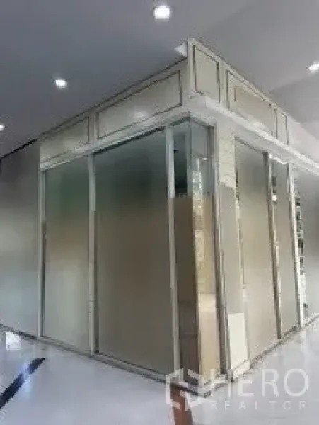 零售空间 出租在Khlong Toei, Bangkok - 转角零售亭，通高磨砂玻璃围合，灯光充足的空调商业楼内。