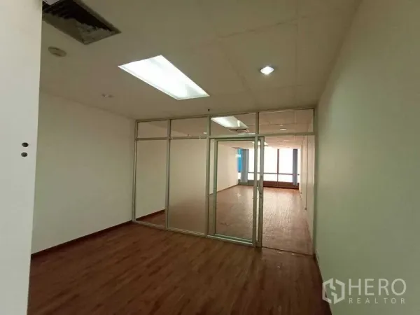 สำนักงาน ให้เช่า - ห้องทำงานส่วนตัวกั้นกระจกฝ้าและไฟ LED.