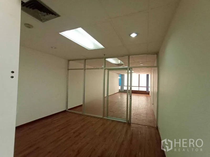 สำนักงาน ให้เช่า - ห้องทำงานส่วนตัวกั้นกระจกฝ้าและไฟ LED.