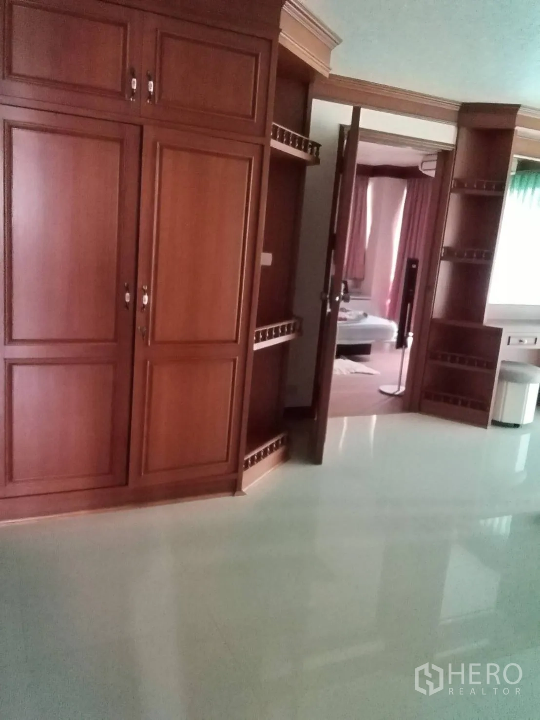 公寓 出租或出售在Watthana, Bangkok - 更衣区配大面积木质嵌入式衣柜与开放置物架。