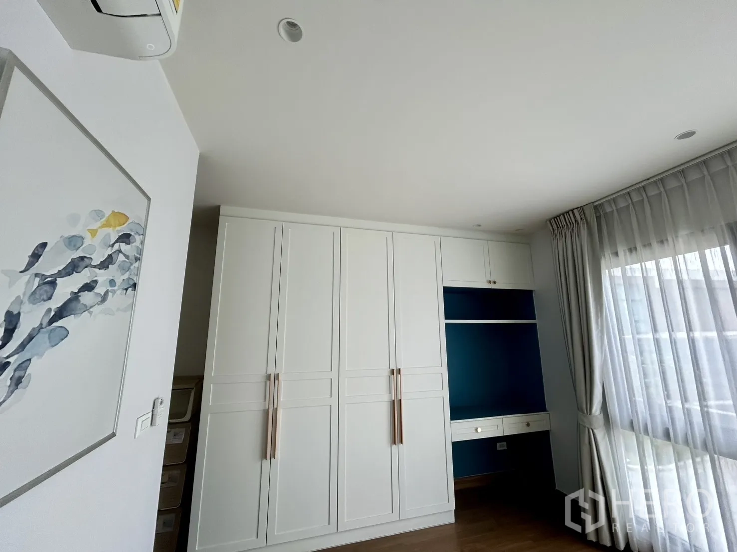 Detached House for rent in Bang Phli, Samut Prakan - Bedroom corner with large white built-in wardrobes and study desk.