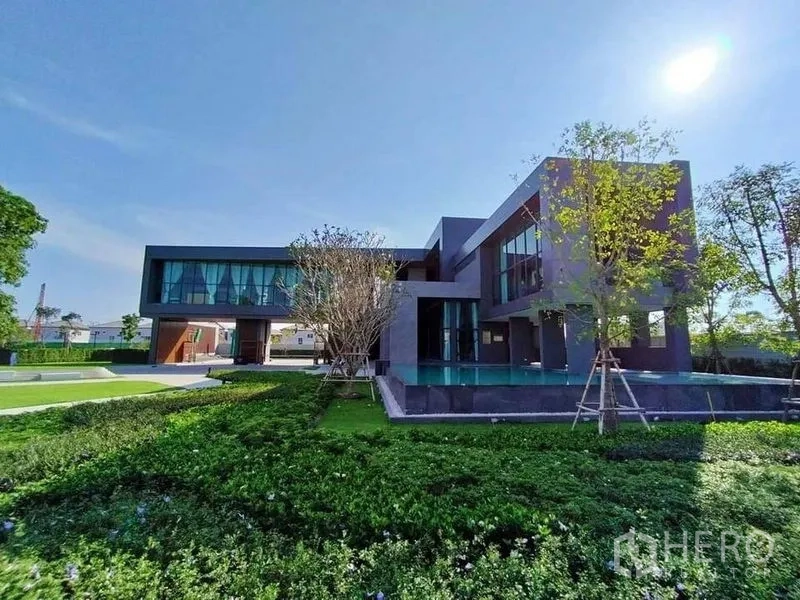 Detached House for sale in Bang Phli, Samut Prakan - Contemporary clubhouse with glass façade beside manicured lawns