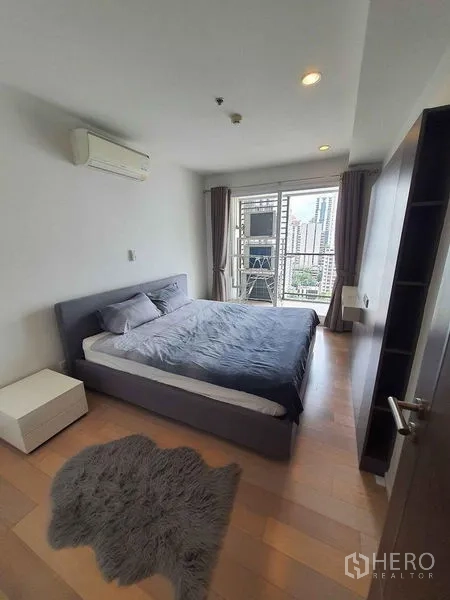 คอนโด ให้เช่าในWatthana, Bangkok - ห้องนอนอีกห้องพร้อมประตูกระจกออกระเบียง เครื่องปรับอากาศ และวิวเส้นขอบฟ้าสุขุมวิท