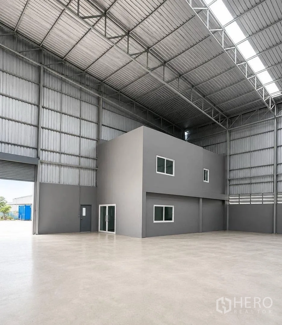 โกดัง for rent in Bang Khun Thian, Bangkok - ออฟฟิศภายใน 2 ชั้น พร้อมประตูกระจกและหน้าต่างอยู่ในตัวอาคารโกดัง