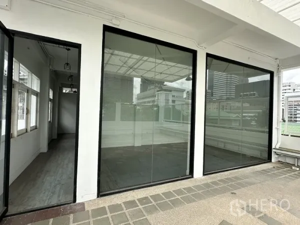 Retail Space for rent in Bang Rak, Bangkok - Corridor entrance with glass panels and large windows beside the terrace.
